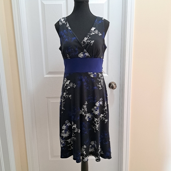Jessica Floral Print Dress Black White Blue Tie Waist Tank Style V Neck Size 10 - Picture 14 of 14